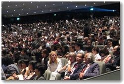 安藤忠雄氏の公開プログラムでは多くの方にご参加いただき、会場は満員となりました