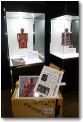 ニューヨークで1,000万円で落札された「マシーン・マン」（左）は、日本への里帰り時の木箱もあわせて展示