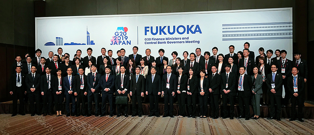 After the end of the exhibition, at the same place as the photo session of the G20 representatives, the person in charge of the Ministry of Finance and members of Congress Corporation.