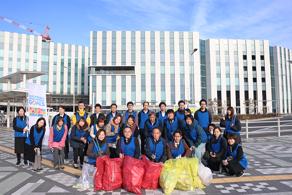 Participants in the plaza at “Haneda Innovation City,” an office & commercial complex near Tokyo’s Haneda Airport, where Congrès Square Haneda is located.