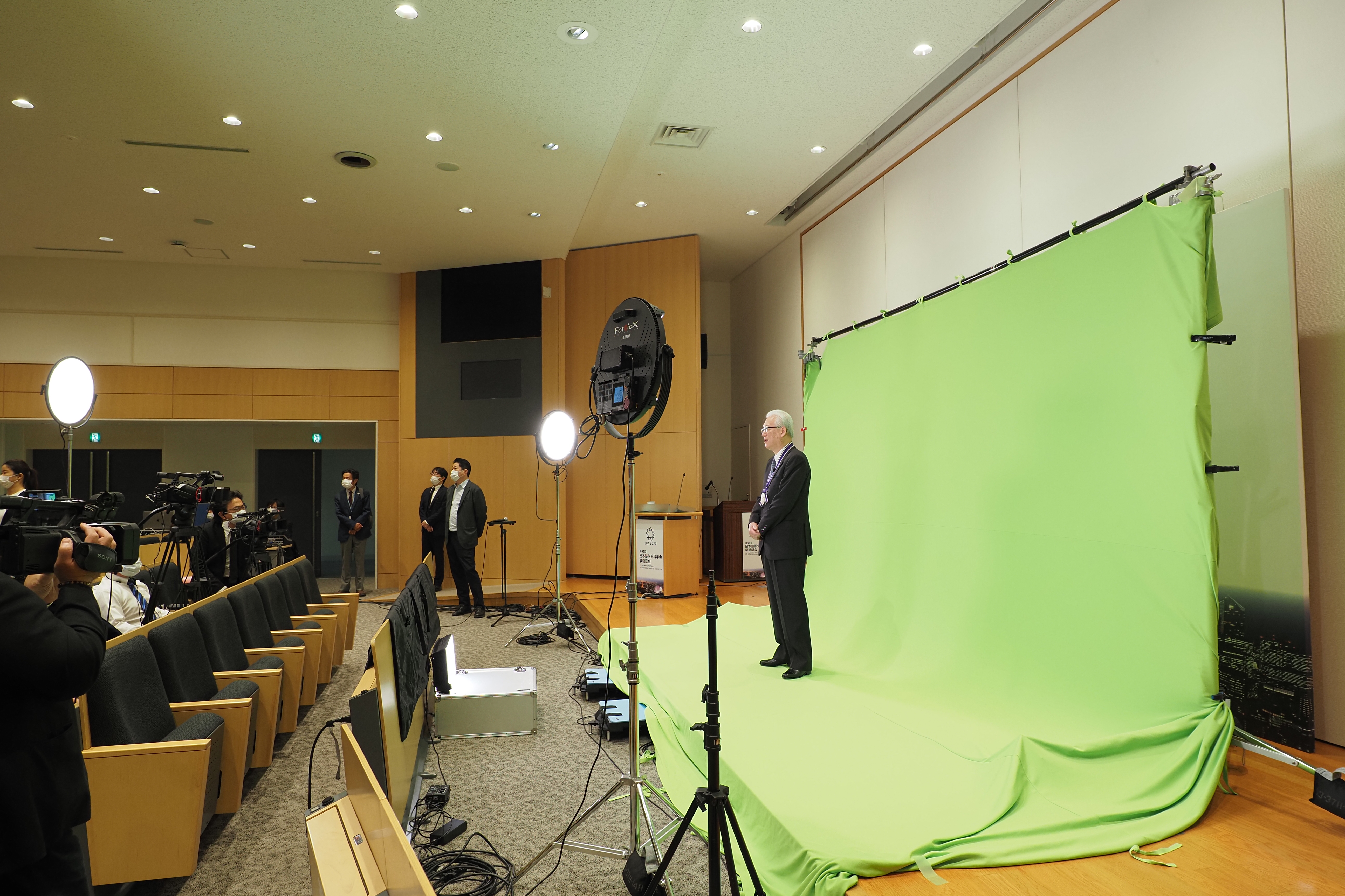 「第93回日本整形外科学会学術総会」開会式の会長挨拶映像の撮影風景。グリーンバックで撮影した映像でCG演出を行いました