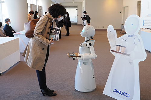 医学系の学会で初の試み！「日本人類遺伝学会第67回大会」で外出困難者が遠隔操作の「分身ロボットカフェ」サービスを提供