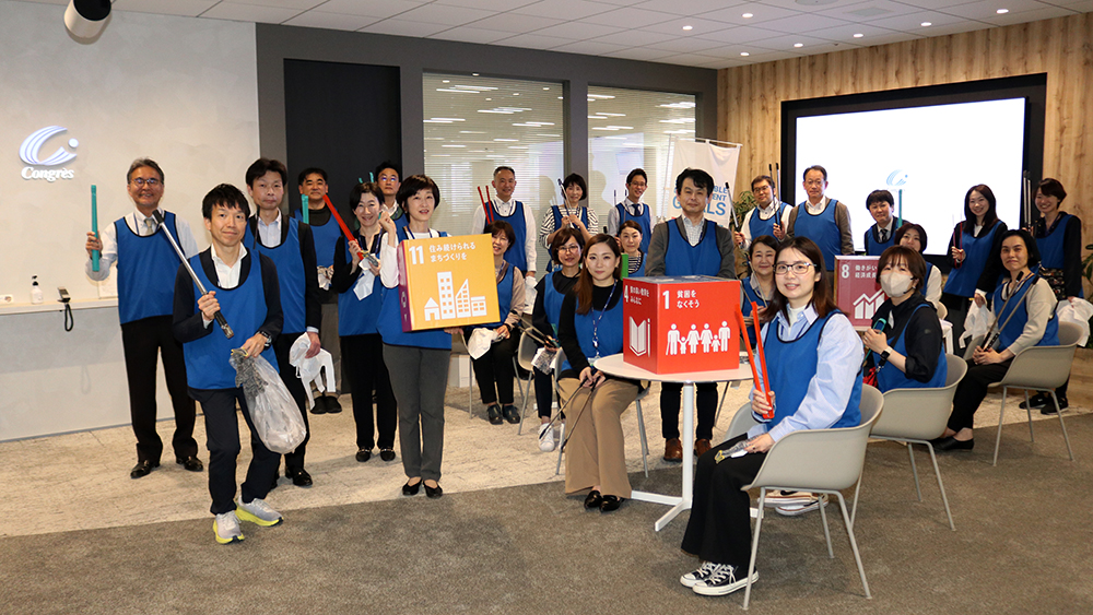 東京本社のエントランスにて出発前に集合写真