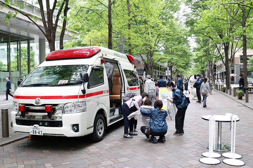 丸の内仲通りで開催「救急車に乗り込もう！」