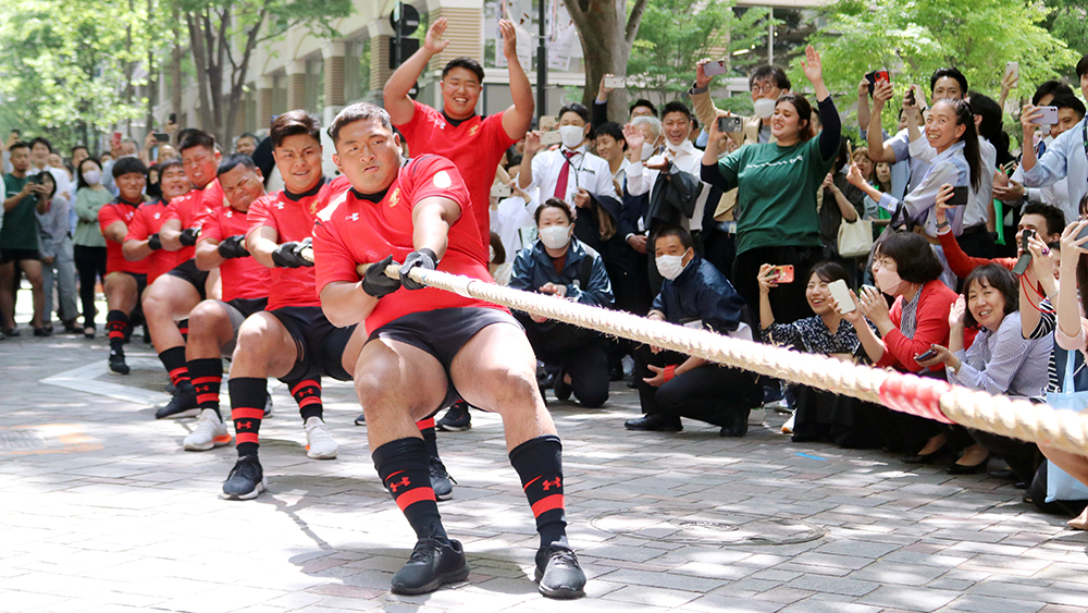 綱引き大会の優勝チームとエキシビジョンマッチを行う「帝京大学ラグビー部」スペシャルチーム