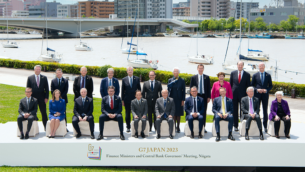 集合写真　屋外にて<br />
写真出典：「G7新潟 財務大臣・中央銀行総裁会議」公式Webサイト