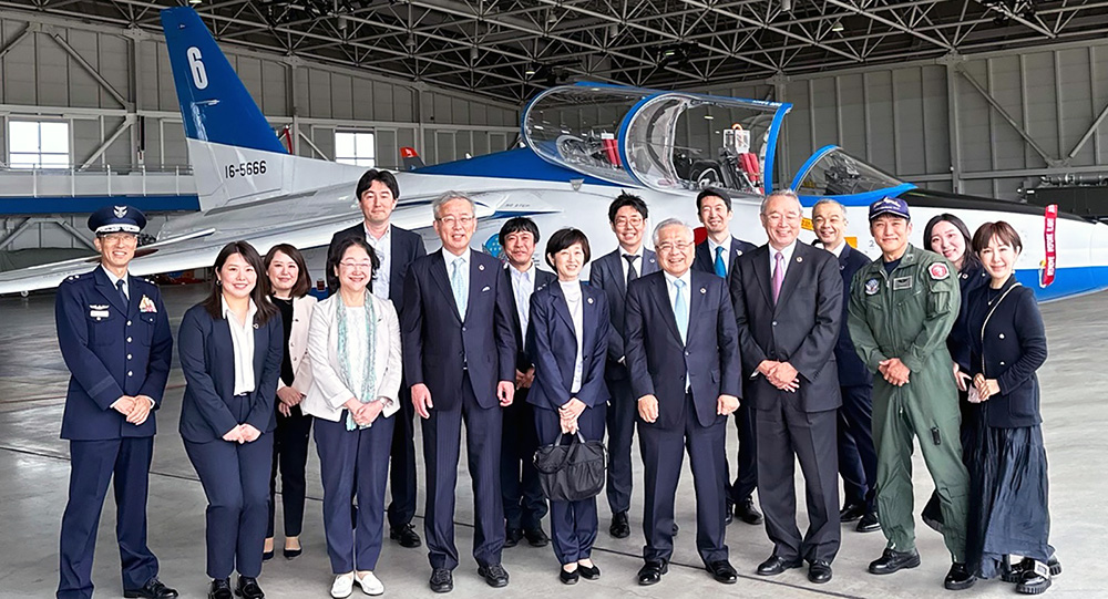 航空自衛隊松島基地を視察した冨田 哲郎議長（前列右から4人目）、篠原 弘道副会長（同6人目）、遠藤 信博副会長（同3人目）と武内（同5人目）