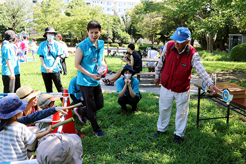 はまぎん こども宇宙科学館のイベントを共に運営する自治会長と博物館実習生へのインタビュー