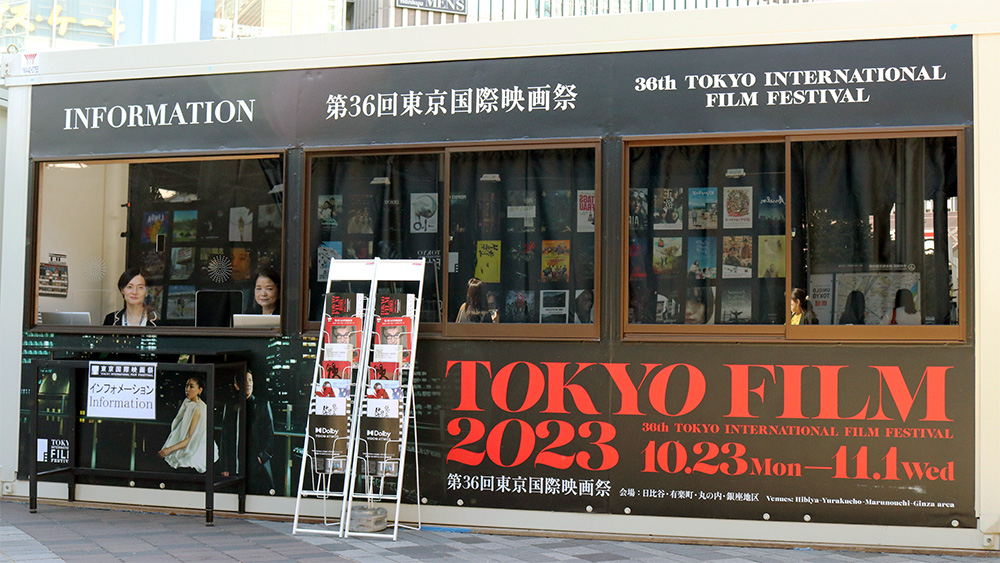 有楽町駅前チケットセンターの隣りにてインフォメーション業務を担当しています