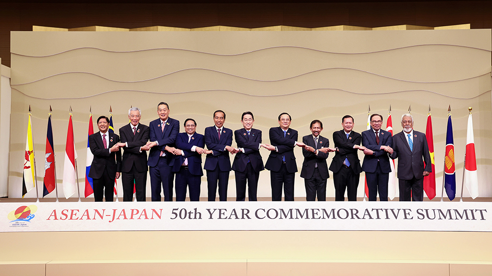 「日本ASEAN友好協力50周年特別首脳会議」記念撮影